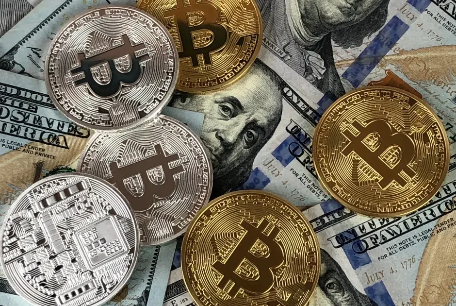 ڈالر کے مقابلے میں روپیہ کیوں گھٹتا یا بڑھتا ہے؟