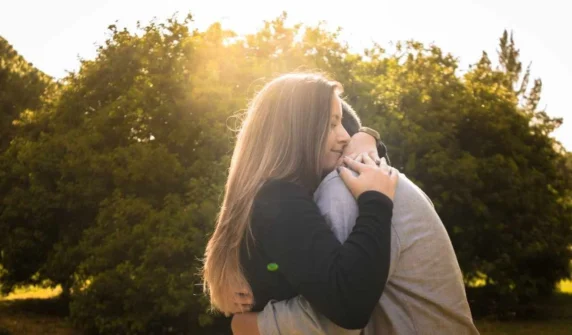 باندھ لیں ہاتھ پہ سینے پہ سجا لیں تم کو